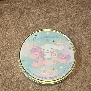 Cinnamoroll Shadow Highlighter Palette